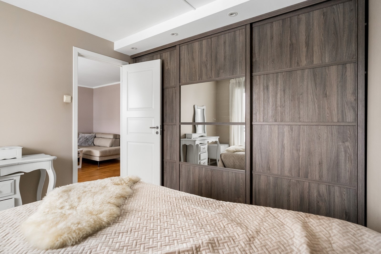 Videre er det plass til klesoppbevaring i skyvedørsgarderobe. Galleribilde