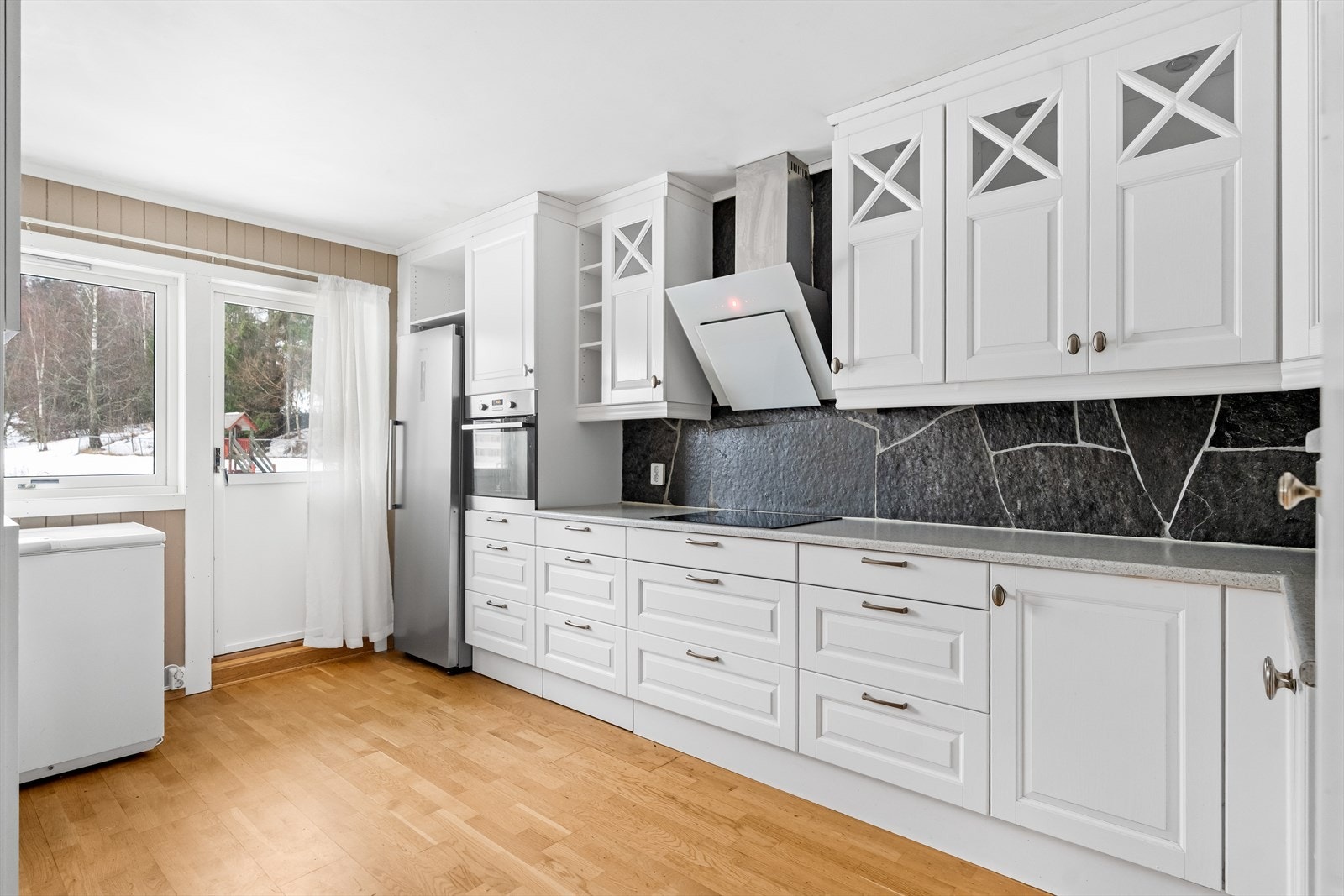 Innredningen har skap med glatte fronter, samt benkeplate i laminat. Galleribilde