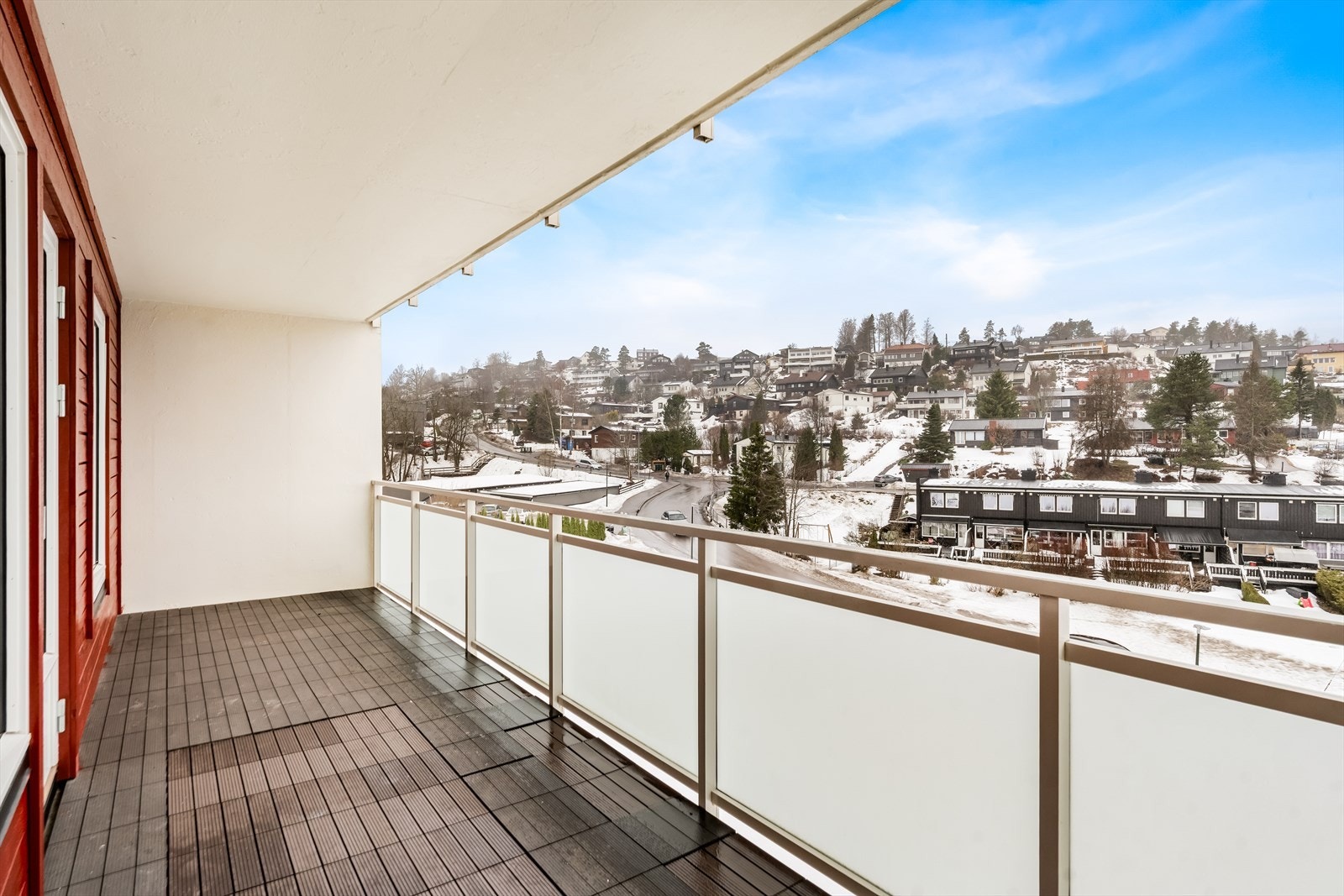 Dette er en gjennomgående og innholdsrik leilighet som passer både for familier og for deg som ønsker en god utleiemulighet. Galleribilde