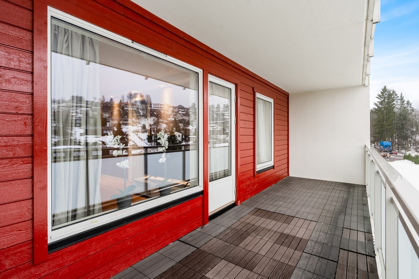 Her ute er det god plass til flere sittegrupper, samt gass-/elektrisk grill. Galleribilde