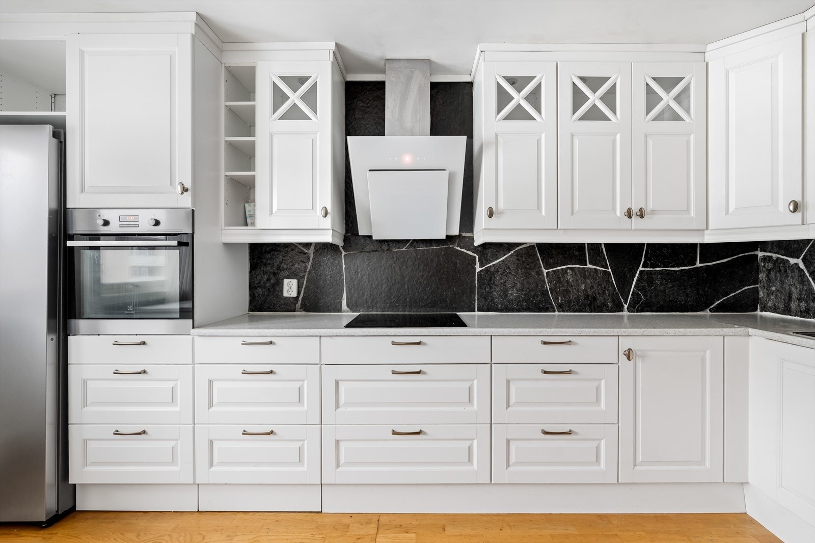 Det er montert integrerte hvitevarer som platetopp, stekeovn og oppvaskmaskin. Det er plass til frittstående kjøleskap med fryser. Galleribilde