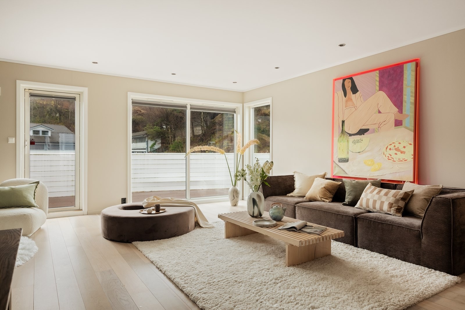 De store vindusflatene sikrer godt med naturlig lysinnslipp. Galleribilde