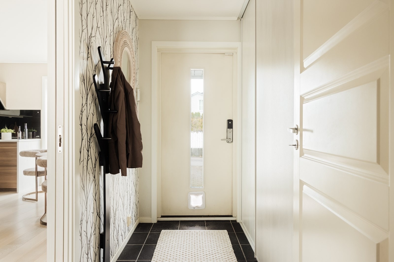 Inngangspartiet er praktisk med garderobe til sko- og yttertøy, samt fliser på gulvet. Galleribilde