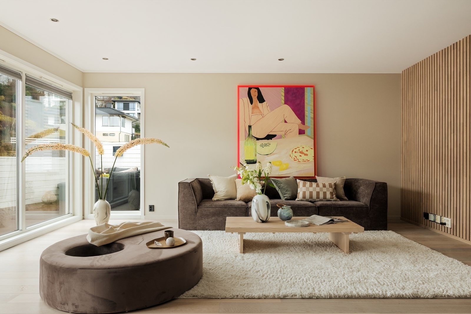 Spileveggen er satt opp i 2024 og gir stuen en moderne følelse. Galleribilde