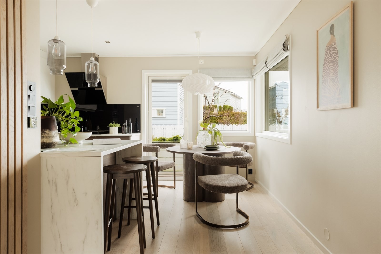 Kjøkkenet er lekkert, måler 17 kvm og var nytt i 2018. Galleribilde