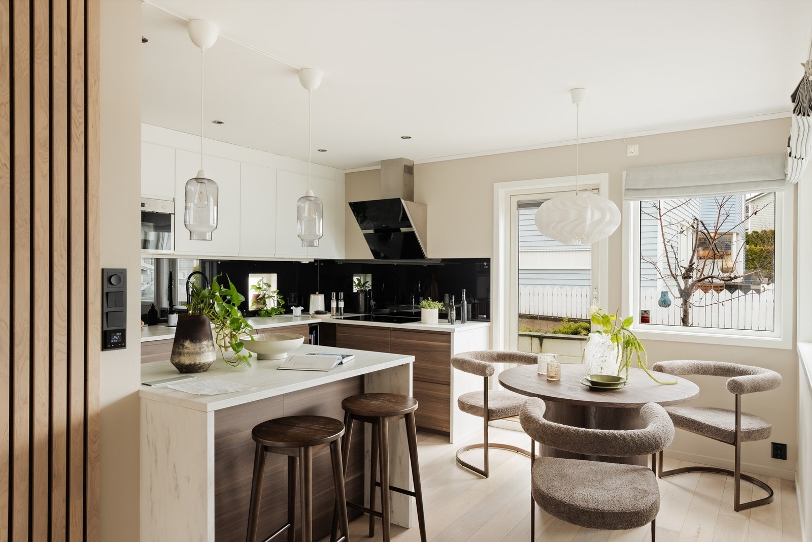 Kjøkkenøyen og plass til spisebord gir kjøkkenet et sosialt preg. Galleribilde