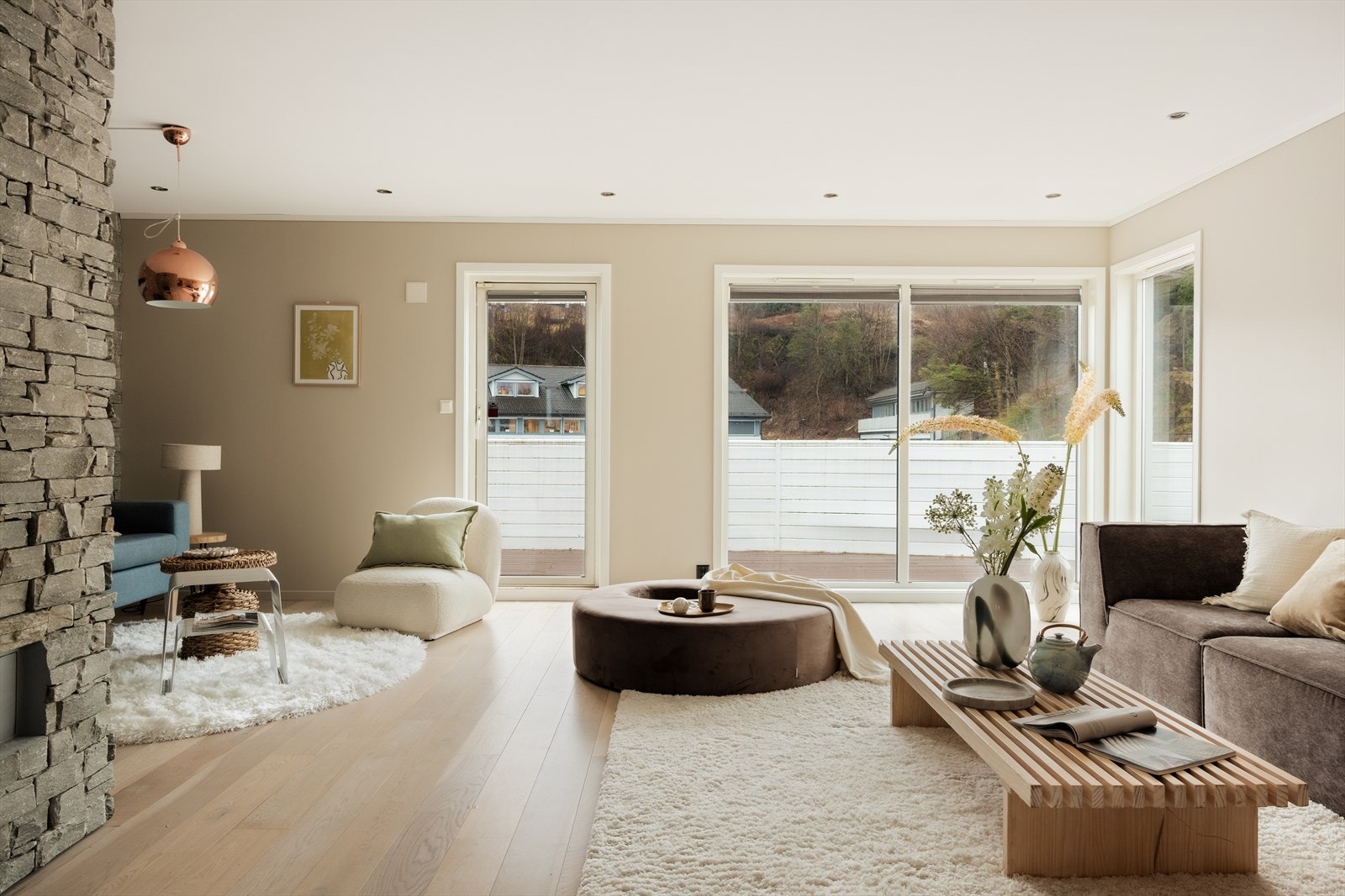 Stuen forlenges av en flott terrasse på 57 kvm. Galleribilde