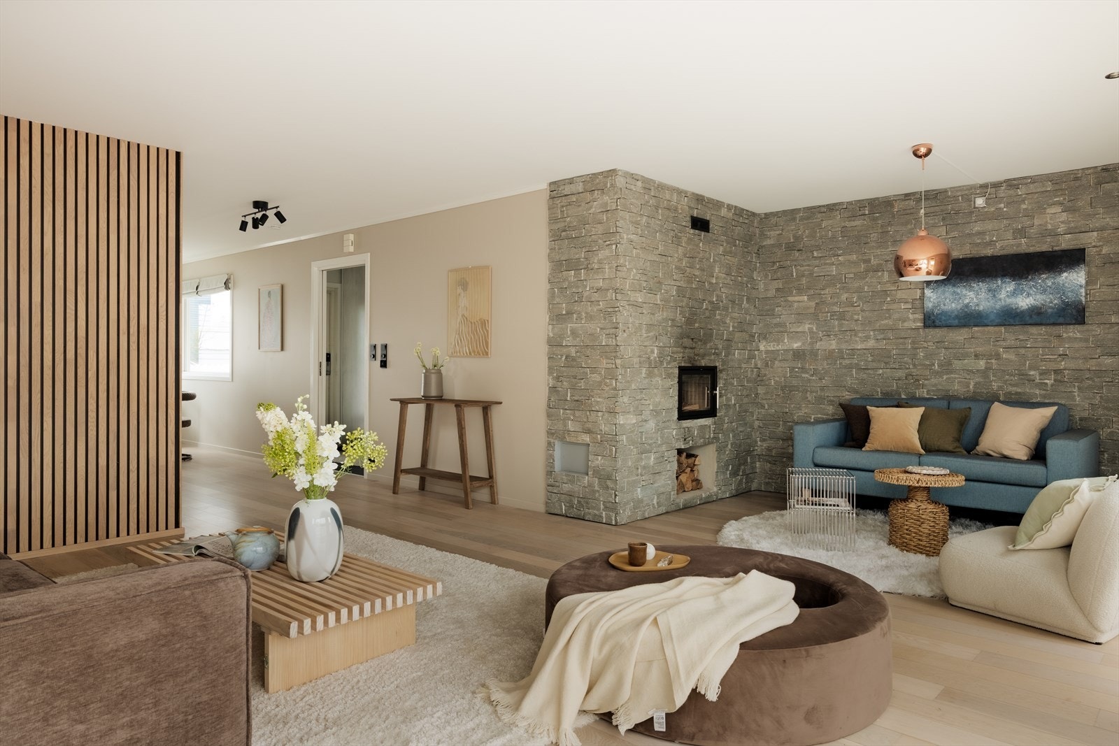 Fra entreen ledes du naturlig videre til boligens samlingssted - en stue på hele 37 kvm! Galleribilde