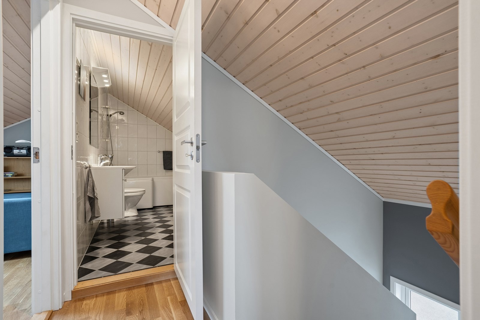 Fra hallen er det enkel adkomst til badet og trapp ned til hovedetasjen. Galleribilde