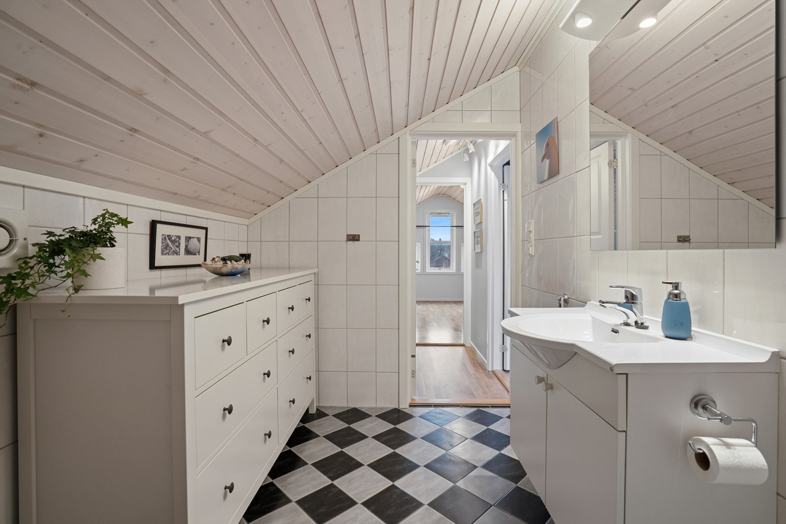 Badet på loftet er flislagt og utstyrt med badekar og elektriske varmekabler i gulvet. Galleribilde