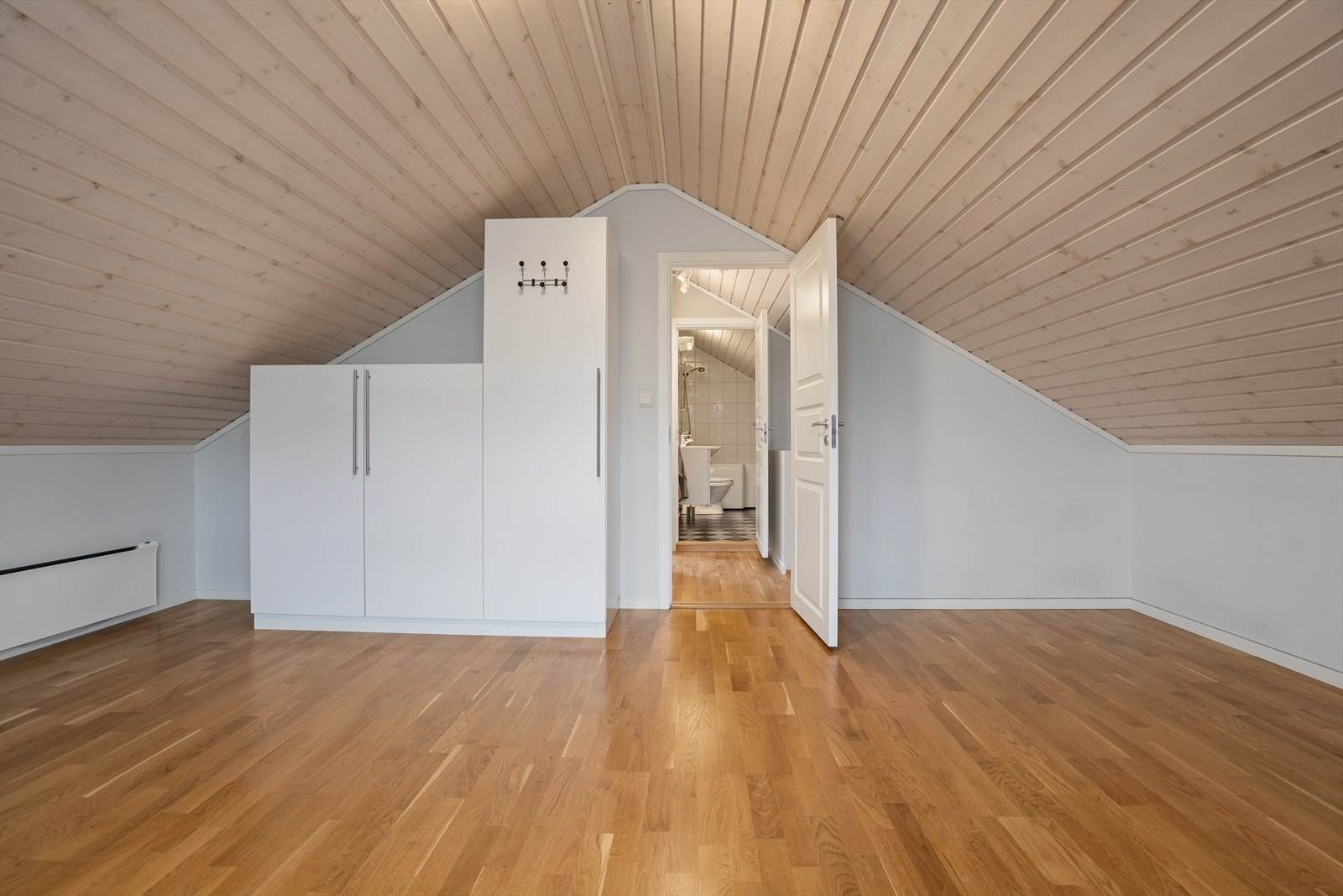 Fra hallen på loftet er det direkte tilgang til både bad og soverom, noe som gir en praktisk og funksjonell rominndeling. Galleribilde