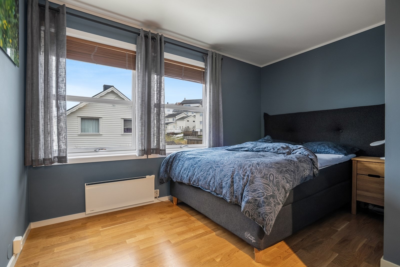 Hovedetasjen har et romslig soverom med parkett på gulvet og god plass til dobbeltseng. Store vindusflater slipper inn rikelig med dagslys og gir en behagelig atmosfære. Galleribilde