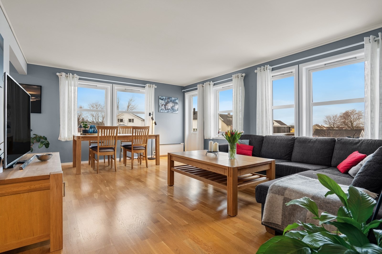 Velkommen til Fjellveien 55C - En familievennlig og fin andelsleilighet over 2 plan med 3 sov og altan på ca 11 m². Presentert av Eiendomsmegler John Helge Edvardsen v/DNB Eiendom. Galleribilde