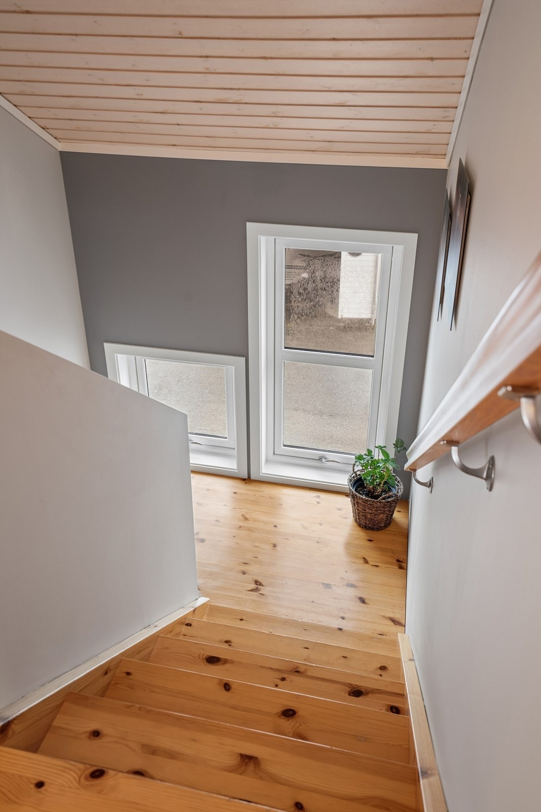 Den lakkede tretrappen fungerer som et naturlig bindeledd mellom de to etasjene og skaper en harmonisk overgang mellom etasjene Galleribilde