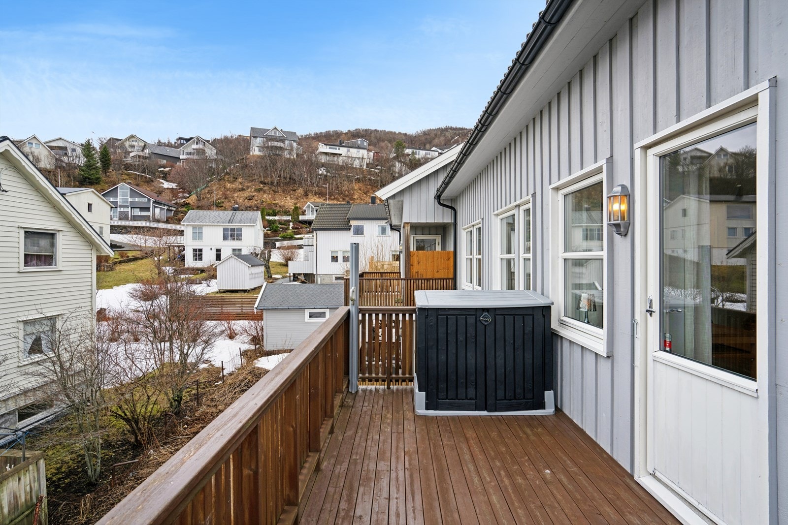 Fra stuen er det utgang til en romslig balkong på 11 m² i trekonstruksjon. Galleribilde