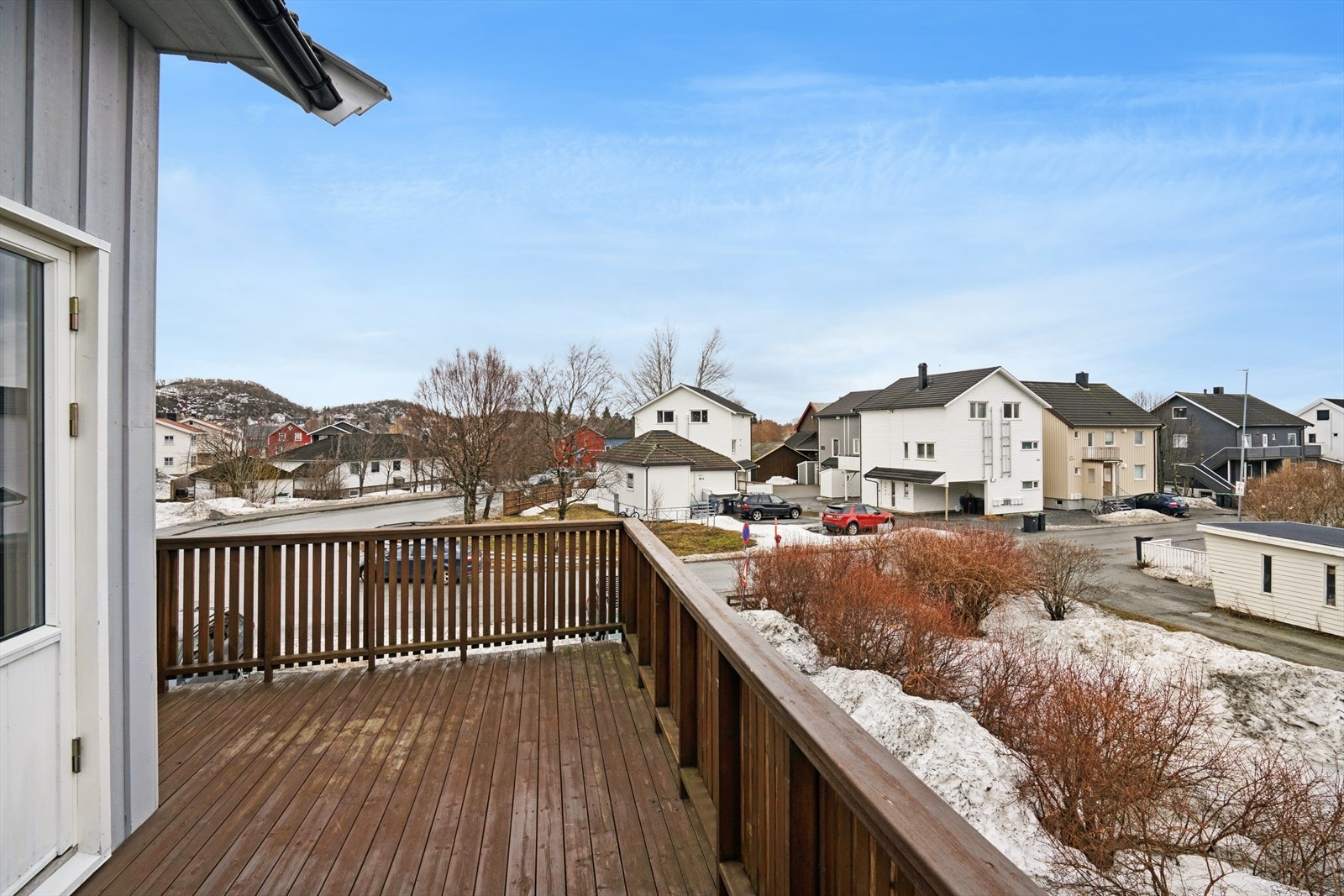 Herfra kan du nyte utsikt utover nærområdet og fjellformasjonene i det fjerne. Galleribilde