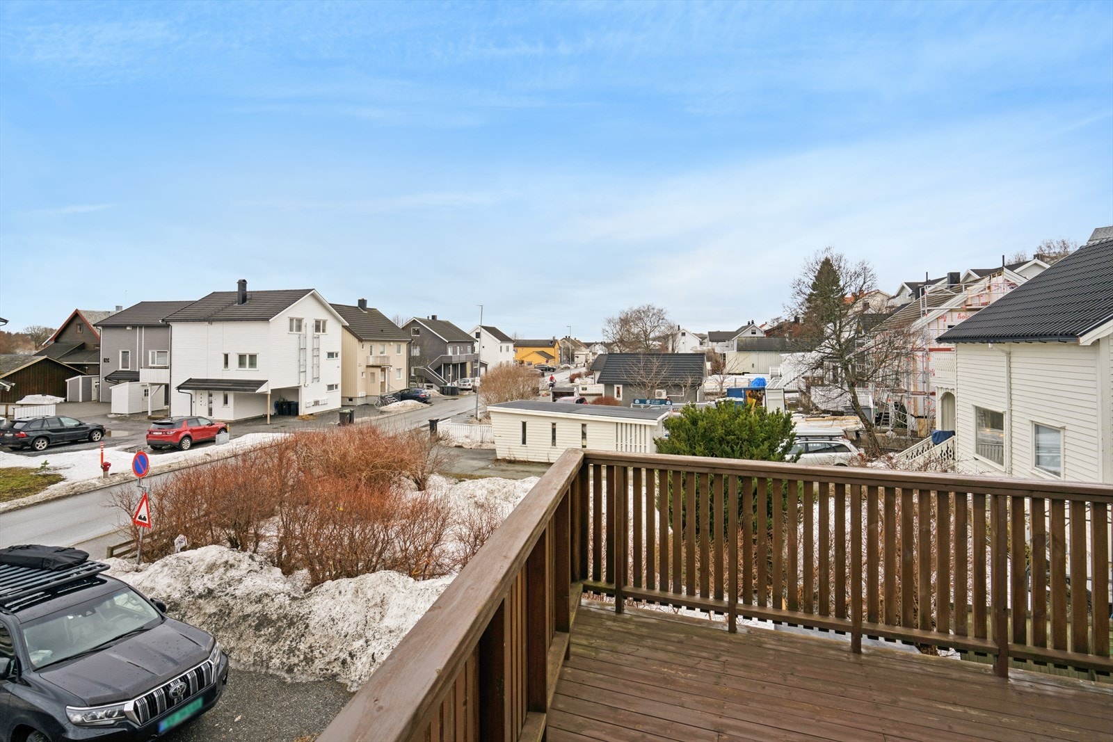 Fra stuen er det direkte utgang til en sydvendt altan på ca. 11 kvm - et herlig uterom med plass til både møbler, planter og hyggelige sommerstunder. Galleribilde