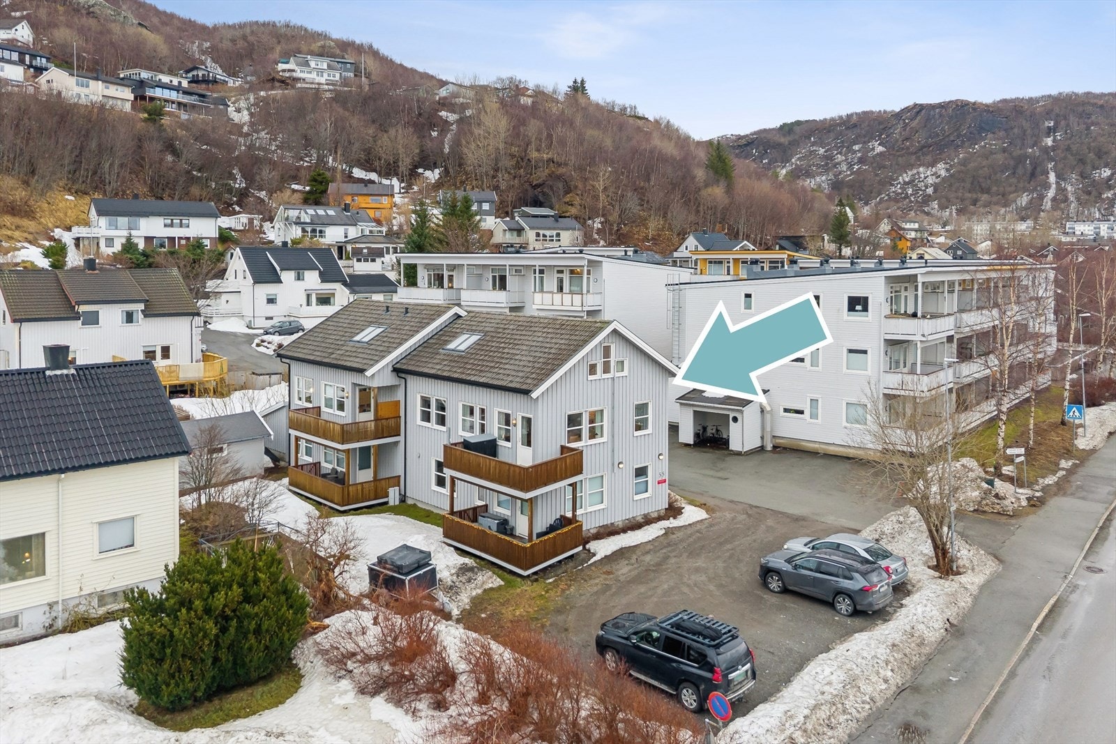 Her bor du med en perfekt balanse mellom bynær beliggenhet og umiddelbar tilgang til hverdagens nødvendigheter. Dette er et område som forenkler logistikken for både store og små. Galleribilde