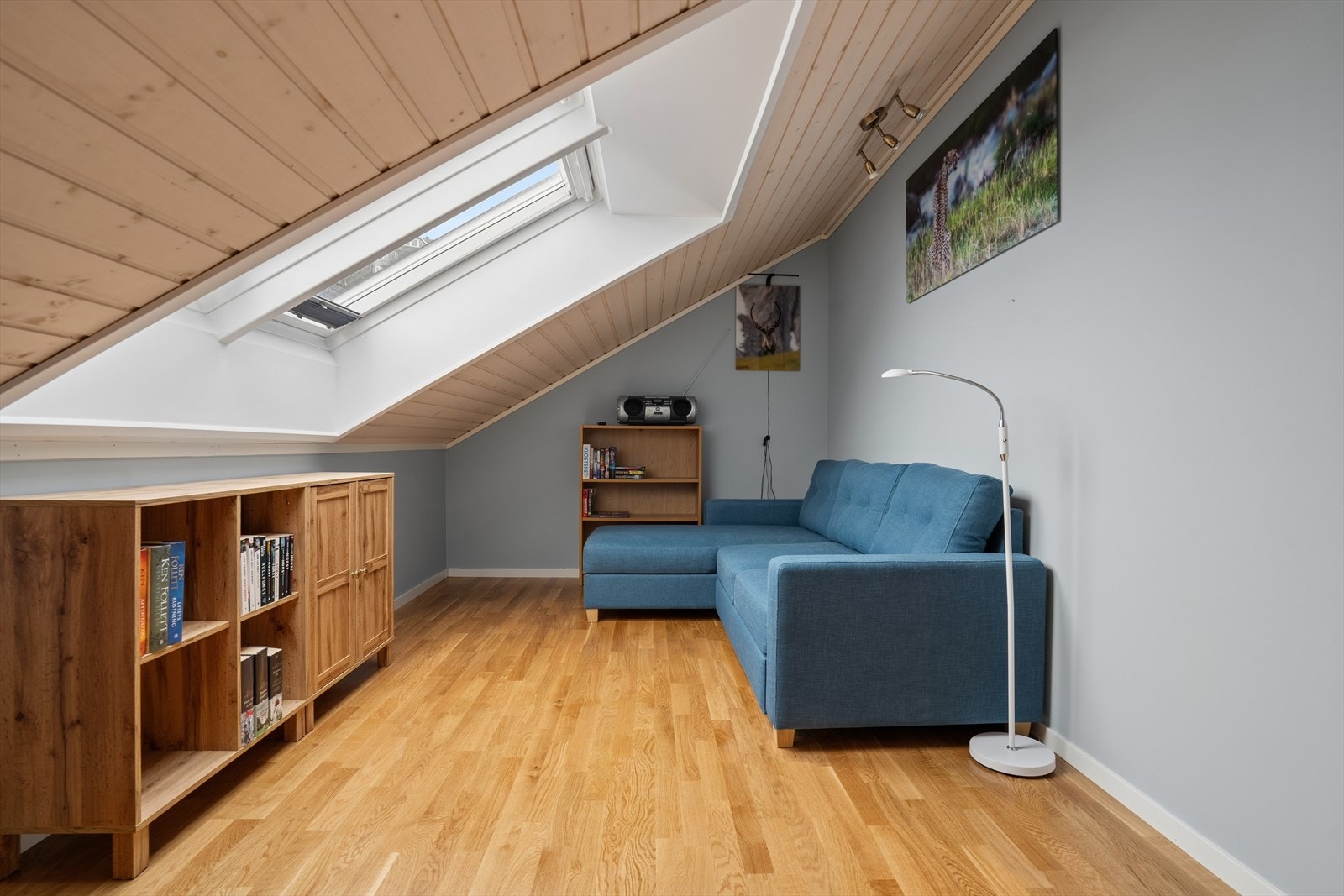 Loftstuen er et lunt og allsidig rom med laminatgulv og trepanel i taket. Galleribilde