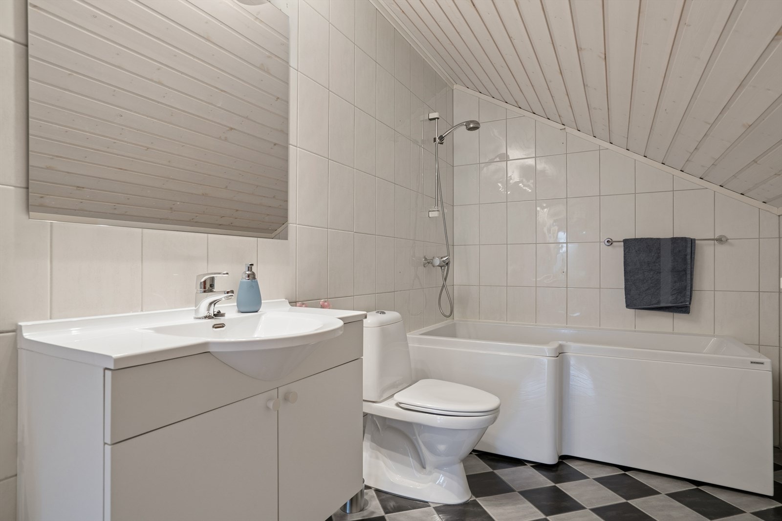 Badet har innredning med nedfelt servant og toalett. Galleribilde