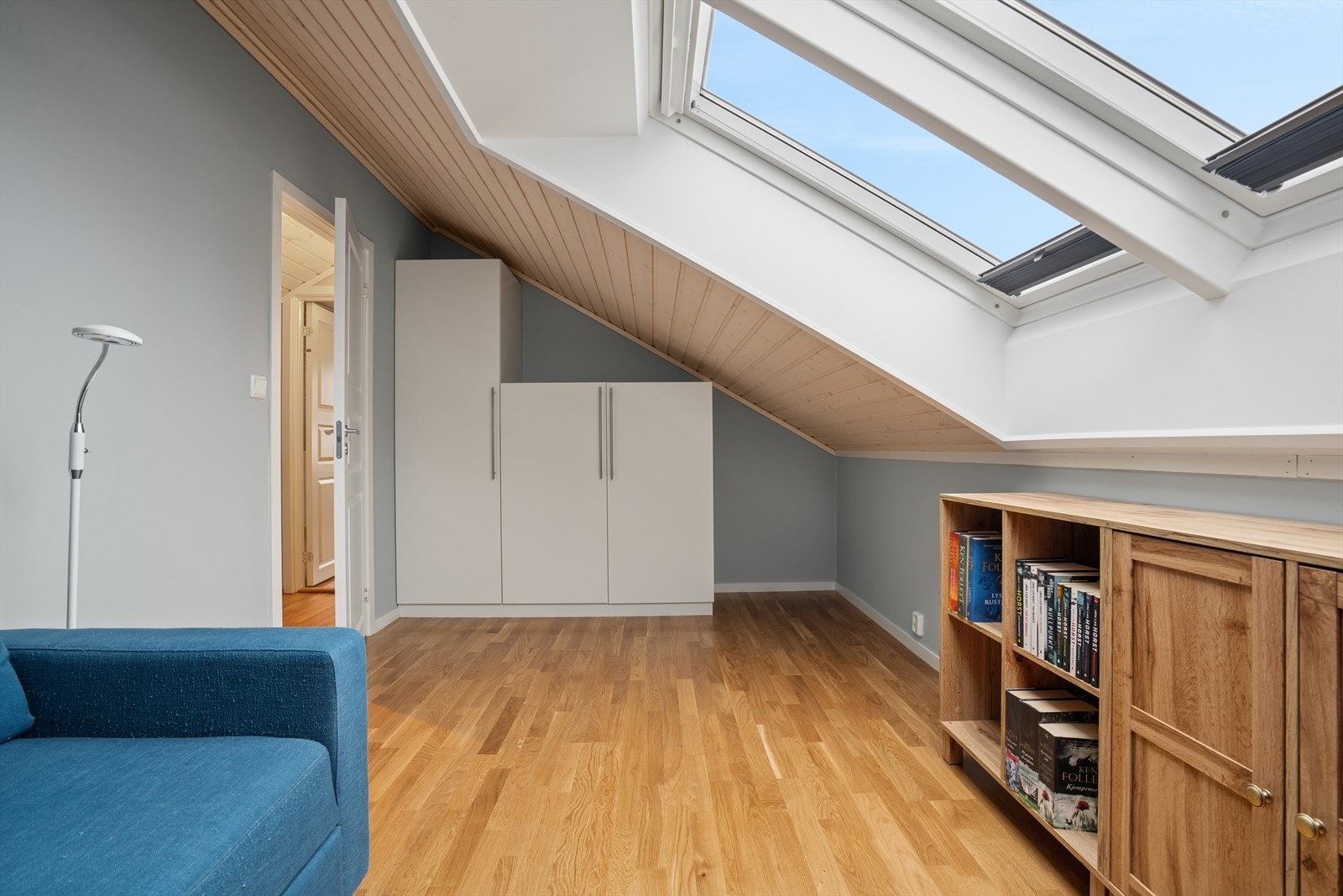 Takhøyden utnyttes godt med takvinduer som gir loftstuen rikelig naturlig lys og en luftig romfølelse. Rommet er godkjent som soverom, noe som gir fleksible bruksmuligheter. Galleribilde