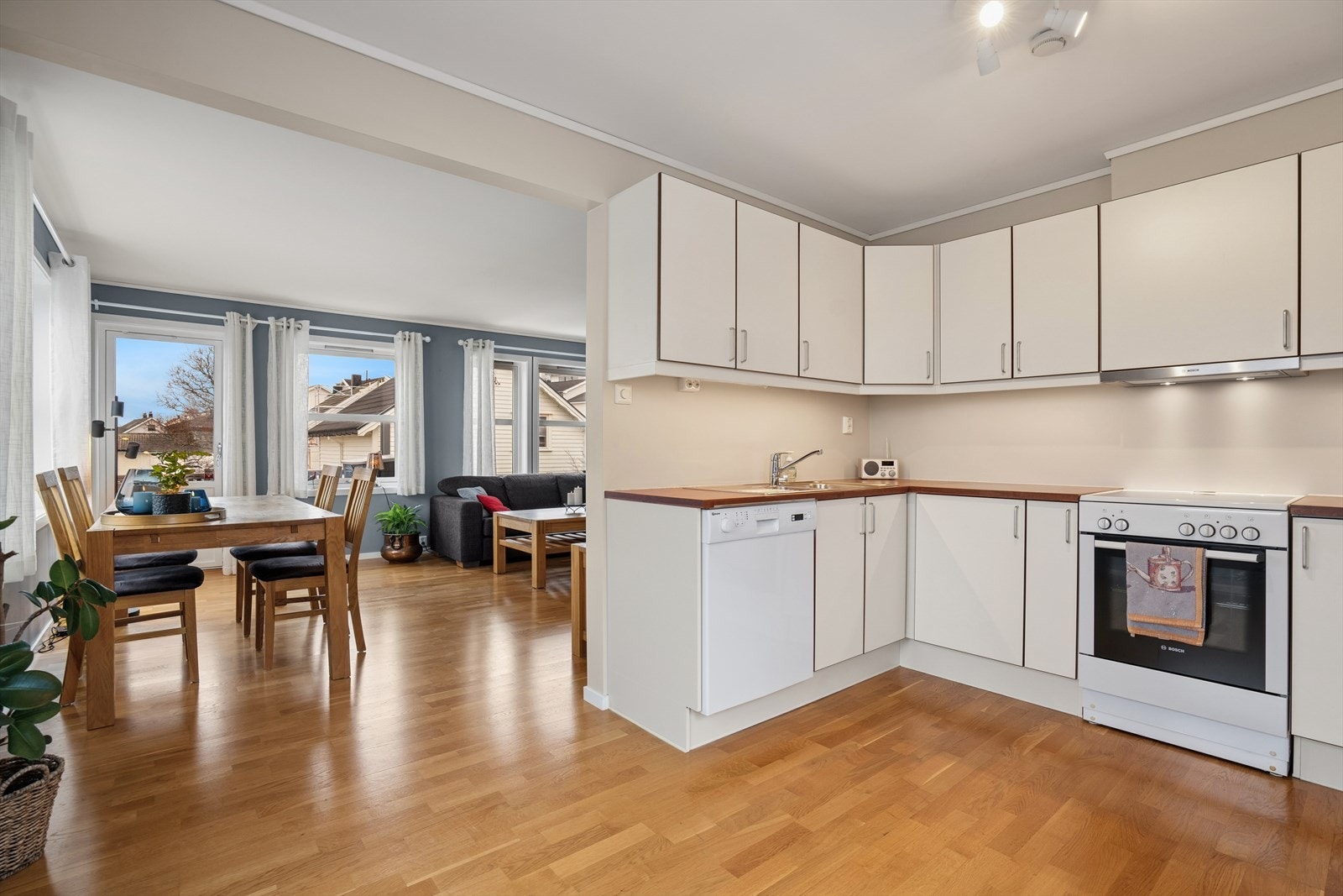 Kjøkkenet er del av den åpne løsningen, men ligger likevel praktisk tilbaketrukket i rommet. Galleribilde