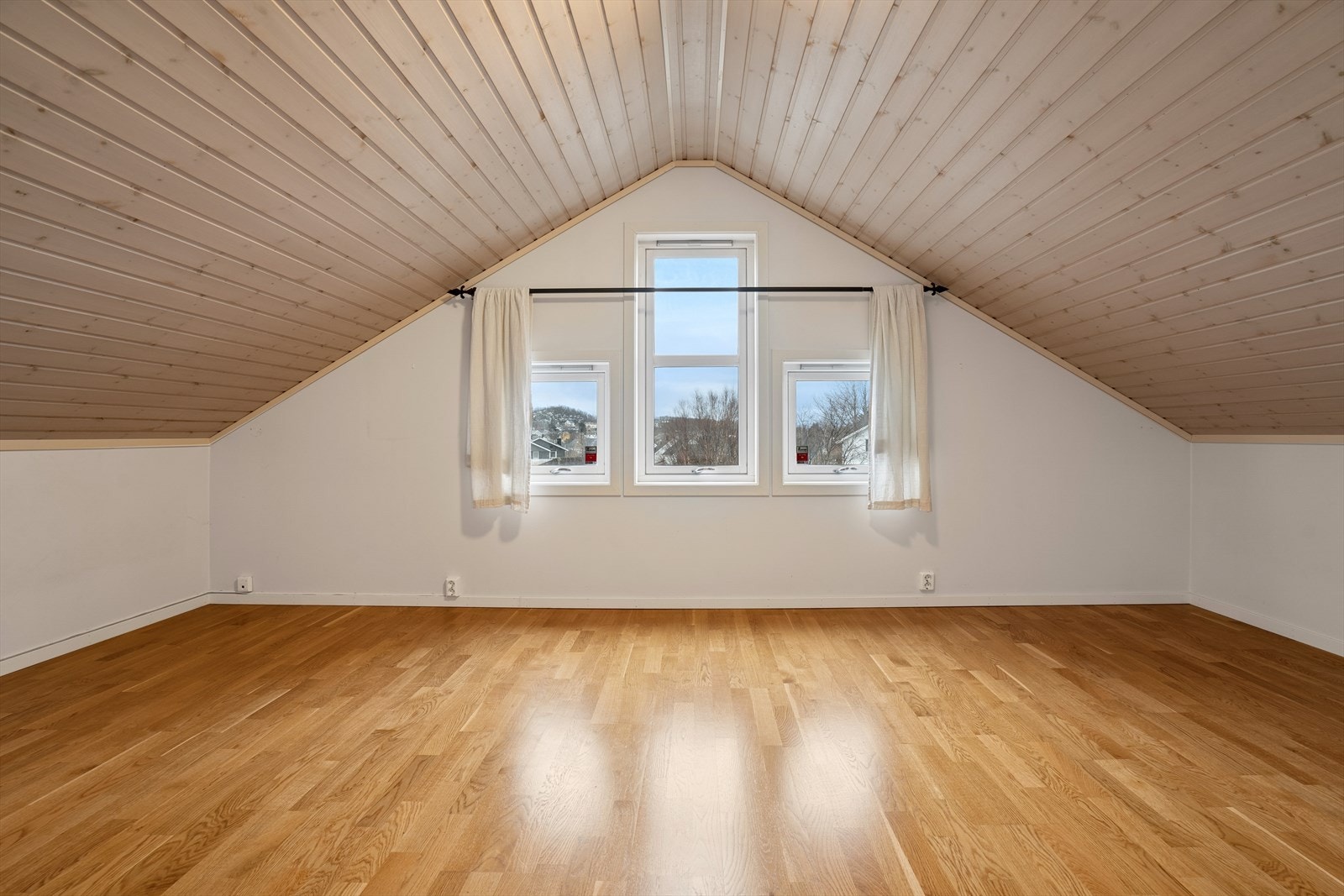 Romslig soverom på loftet med god plass til seng og oppbevaringsmøbler. Galleribilde