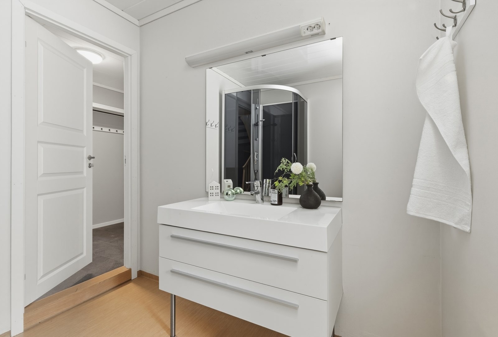 Kombinert bad og vaskerom av god størrelse. Galleribilde