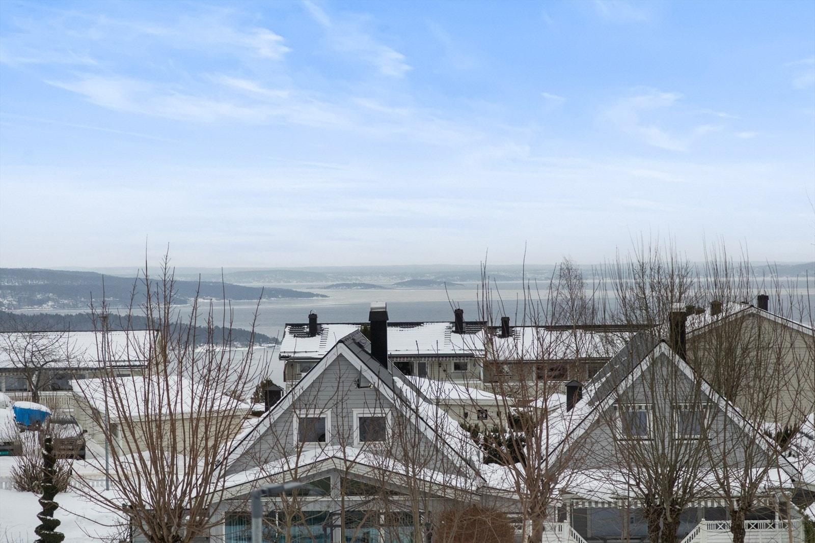 Boligen ligger høyt og fint helt oppe ved marka, og har langstrakt utsikt helt ned til fjorden. Galleribilde