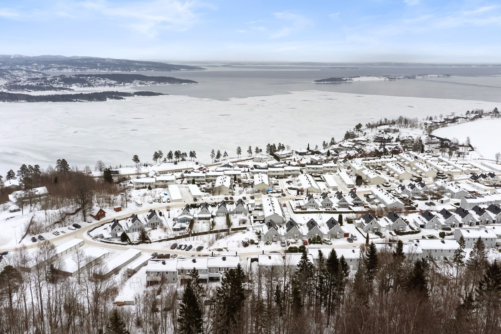 Det er kort vei ned til fjorden. Galleribilde