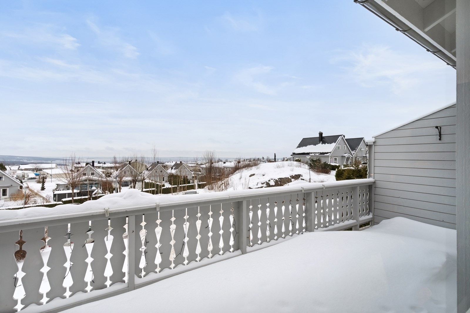 Stor balkong med flott utsikt mot fjorden. Galleribilde
