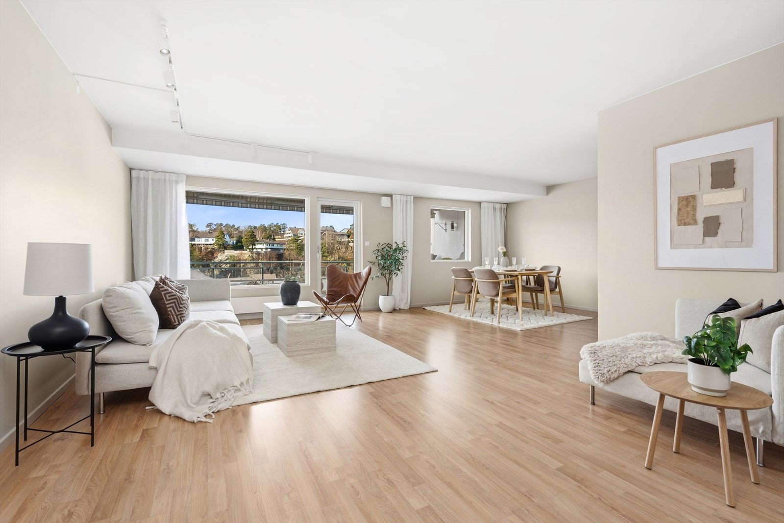 Velkommen til en stor eierleilighet med trappefri adkomst og store sosiale rom. Leiligheten i Trollkleiva 6 er presentert av Ina Andersen for Eiendomsmegler Norge. Galleribilde