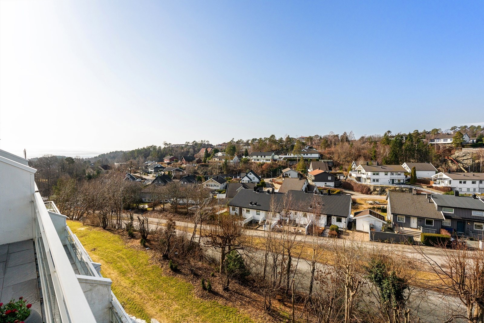 Fra balkongen har du utsikt over nærområde. Like nede i veien finner du busstopp med hyppige avganger og nærmeste dagligvarebutikk. Galleribilde