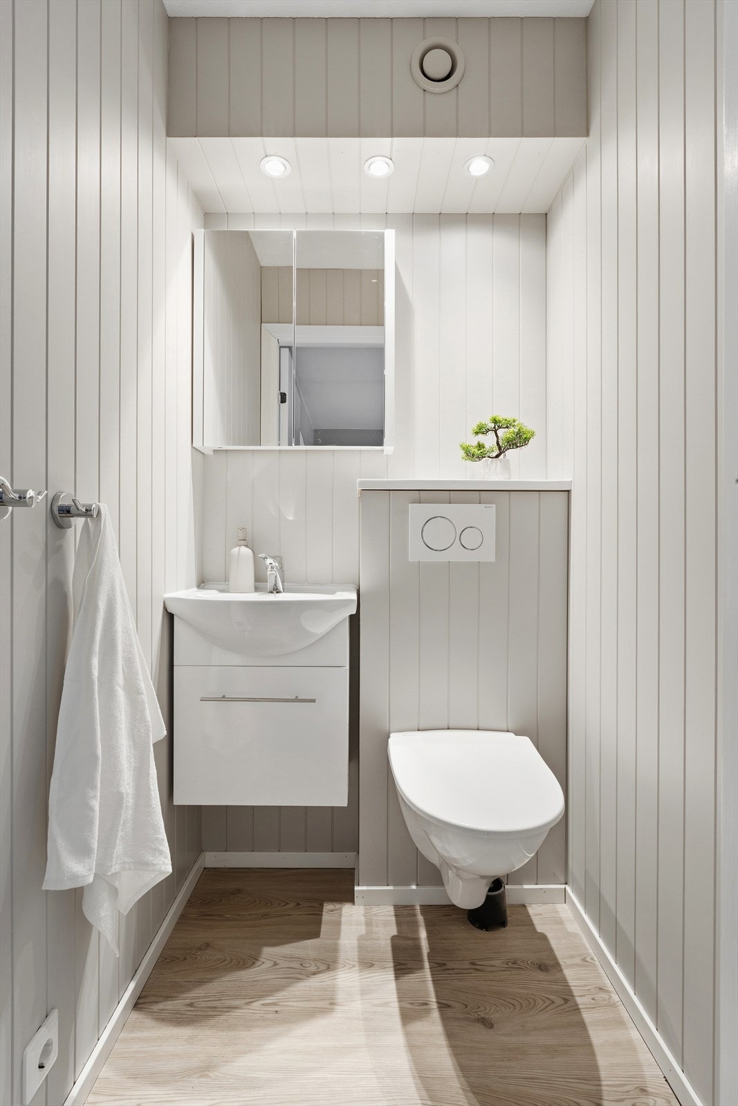 Planløsningen i leiligheten tillater et ekstra toalettrom, som ble pusset opp i 2017. Det inneholder et vegghengt toalett, samt baderomsinnredning med speilskap over. Galleribilde