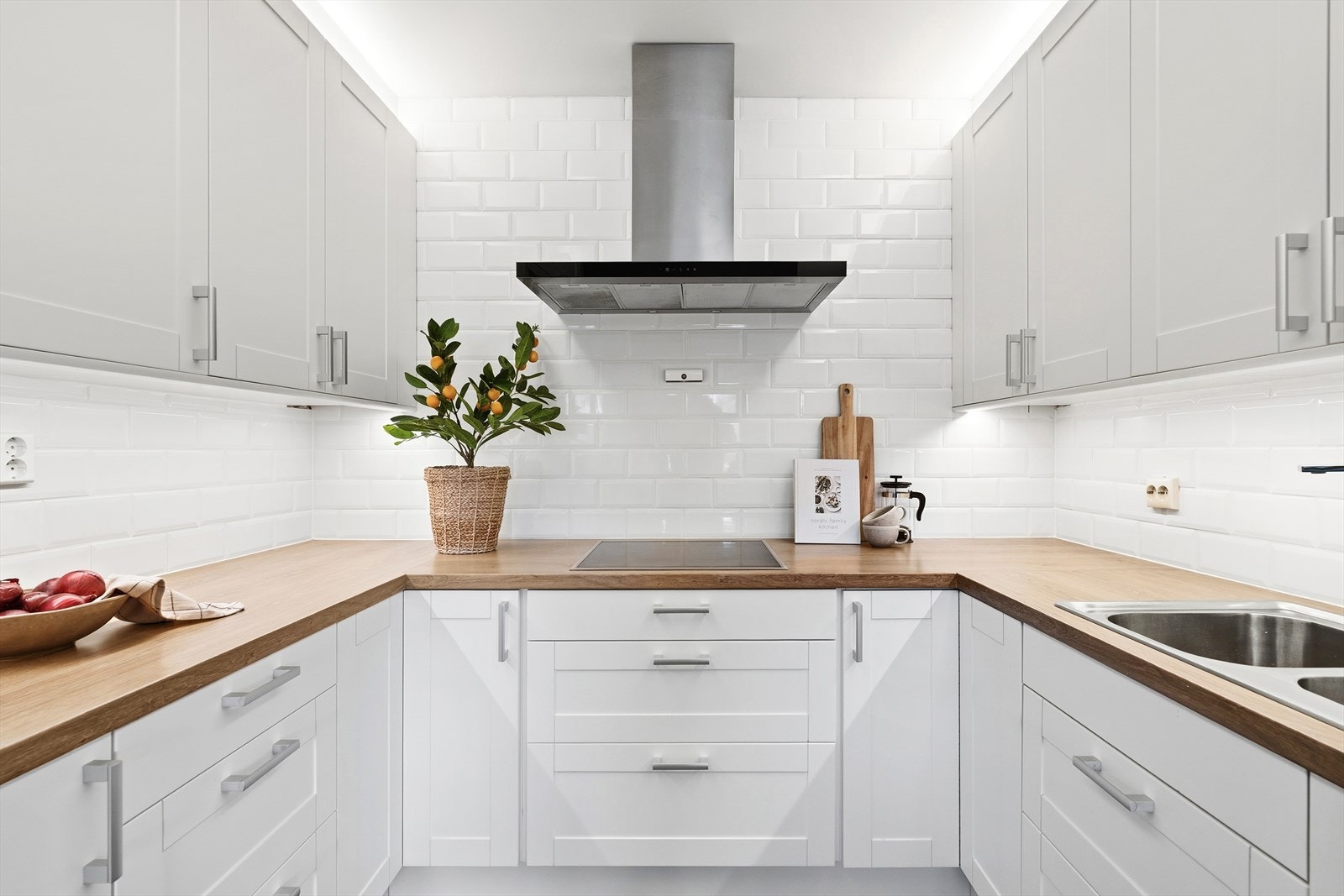 Kjøkkenet inneholder god skap- og benkeplass, samt integrerte hvitevarer som stekeovn, mikrobølgeovn, platetopp, oppvaskmaskin, samt avsatt plass til kjøleskap med frysedel. Galleribilde