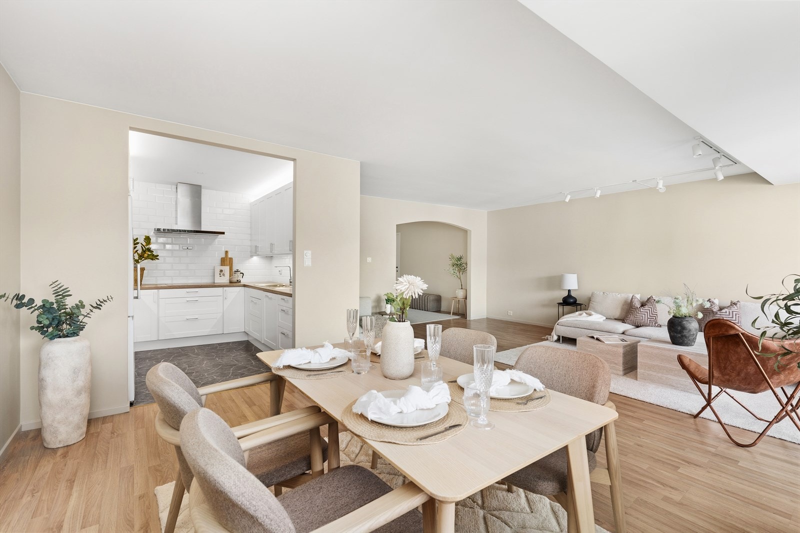 Videre inn finner du kjøkkenet som er i en delvis åpen løsning til stuen/spisestuen. Galleribilde