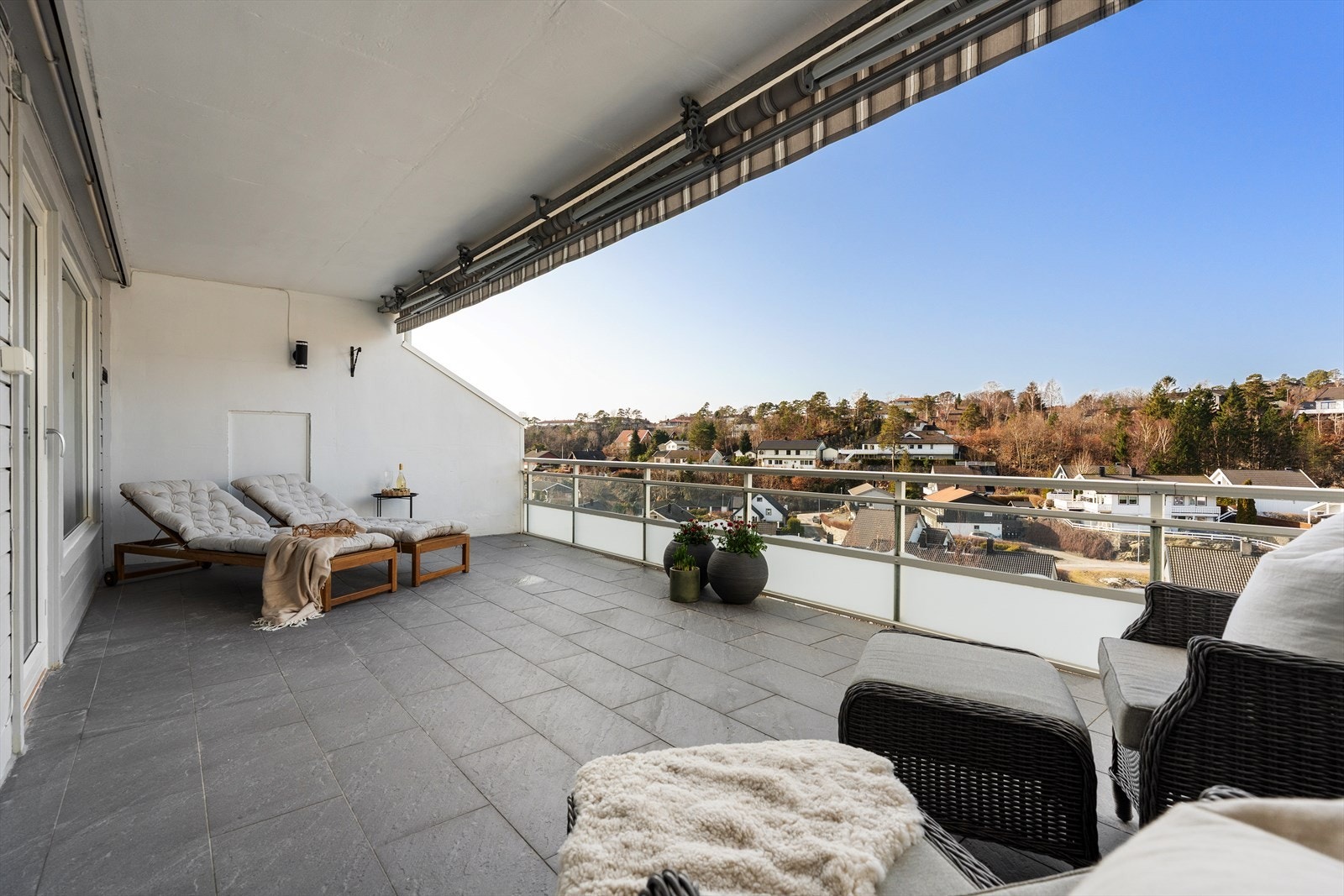 Leiligheten kan friste med en stor solrik balkong som er på hele 25 kvm. Her har du skikkelig gode solforhold, og ettermiddags- og kveldssol! Det er fliser på balkongen, samt en større markise. Galleribilde