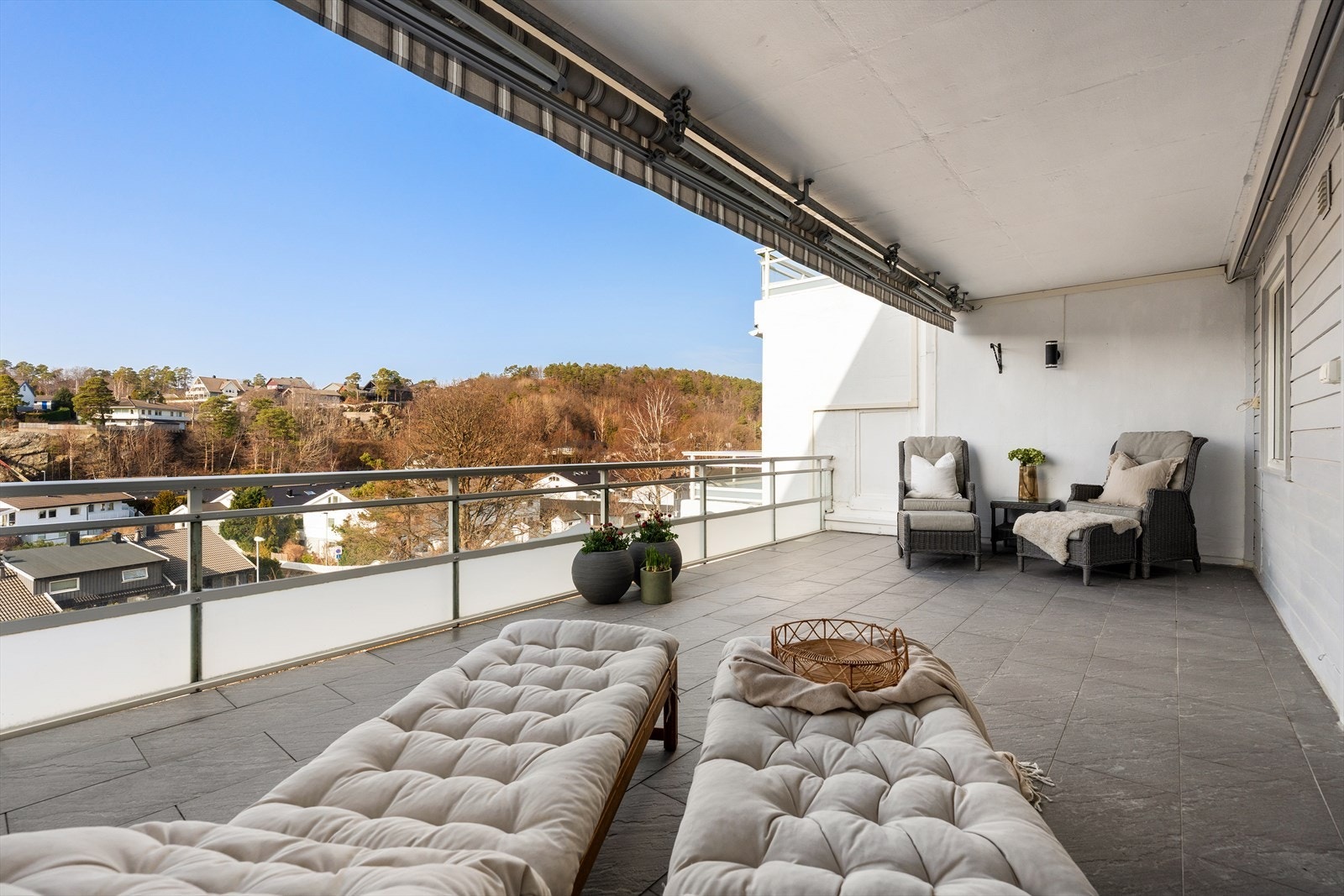 Fra stuen har du tilkomst til balkongen hvor du sitter skjermet for innsyn med gode solforhold. Her har du plass til to soner utemøblement om ønskelig. Galleribilde