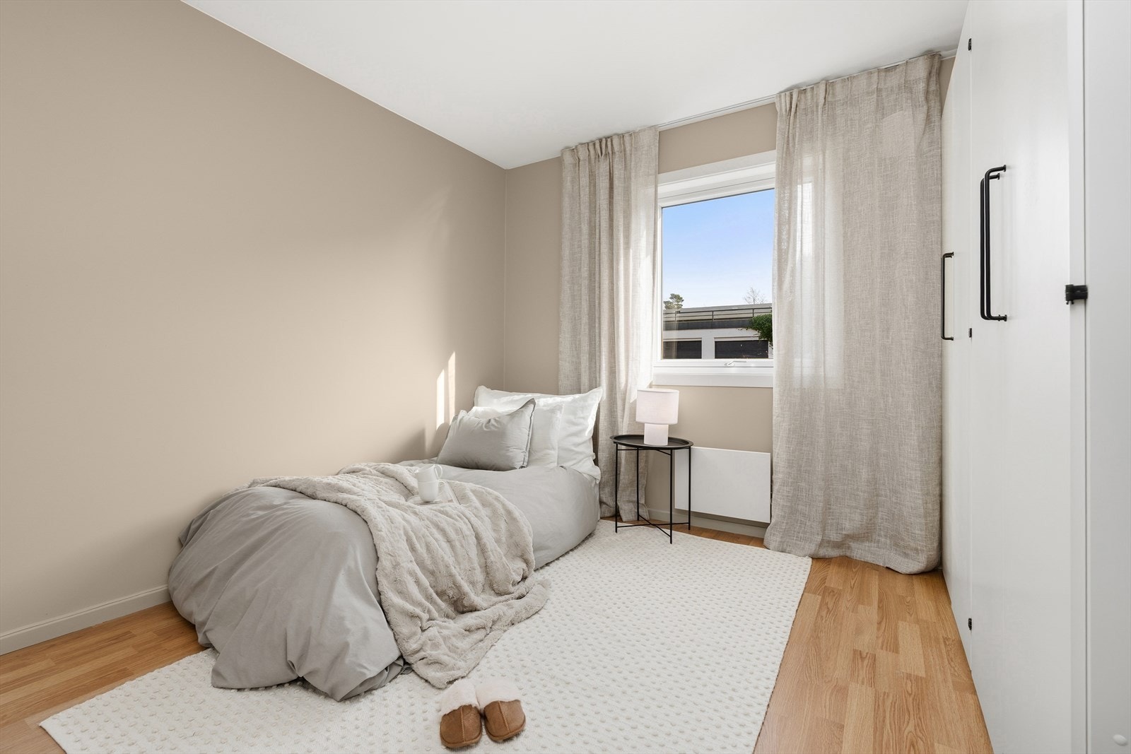 Soverom nr. 2 ligger vegg i vegg og har plass til seng med tilhørende nattbord, samt garderobeløsning. Det er panelovn på begge soverom. Galleribilde