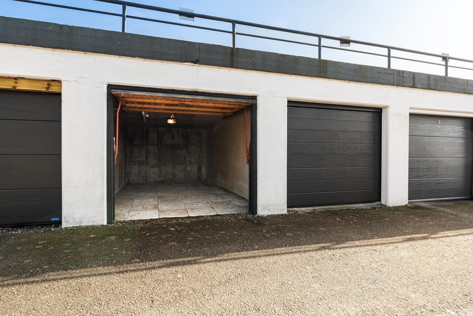 Selger eier 1 ekstra garasje i rekke, som kan kjøpes i tillegg dersom ønskelig. Tilhørende denne medfølger det utvendig parkeringsplass oppå. Den er beliggende like ved inngangspartiet til aktuell leilighet. Galleribilde