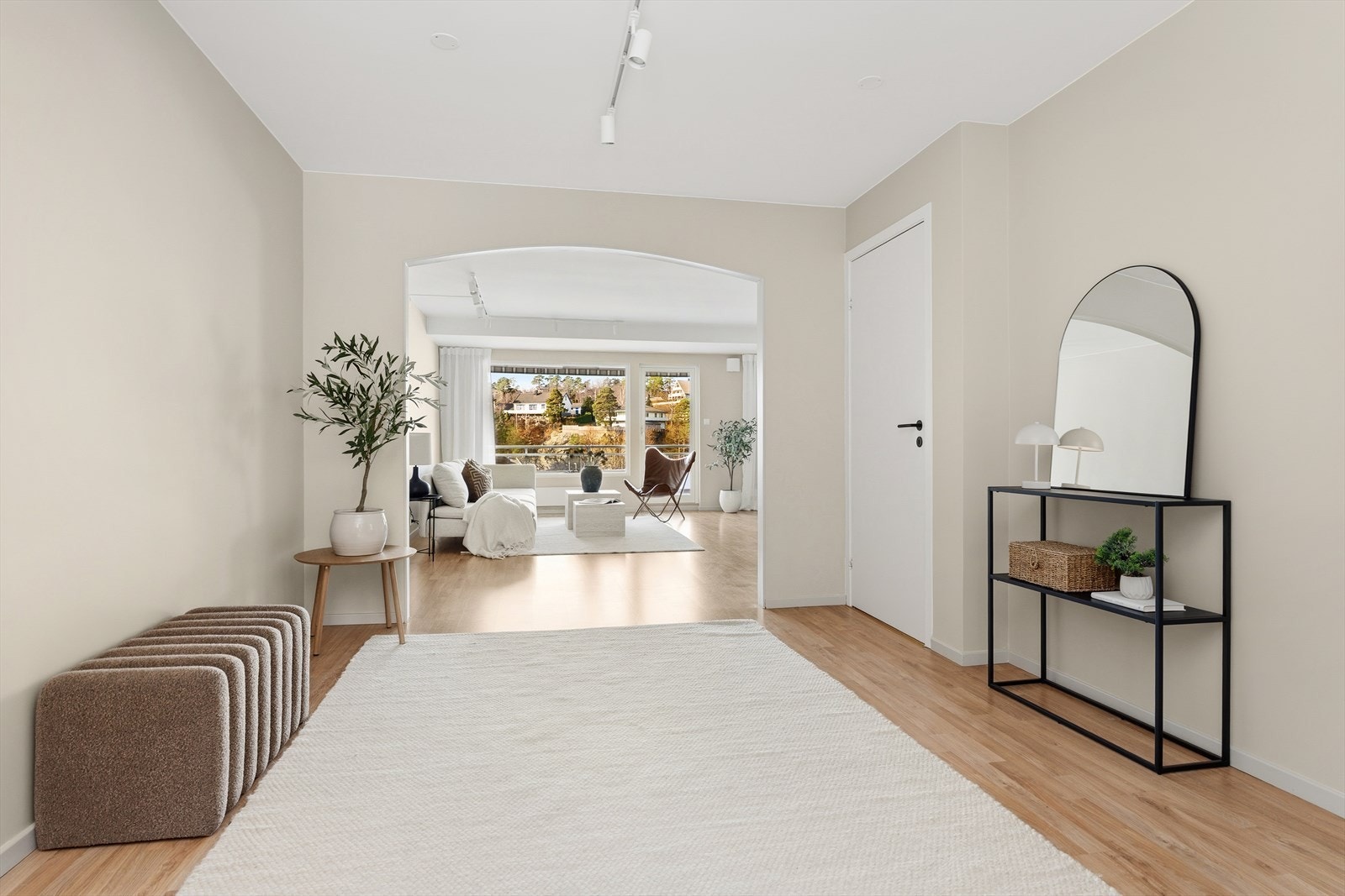 Videre inn finner du en stor entre/hall som har gode oppbevaringsmuligheter dersom du ønsker å sette opp ytterligere garderobe mm. Galleribilde