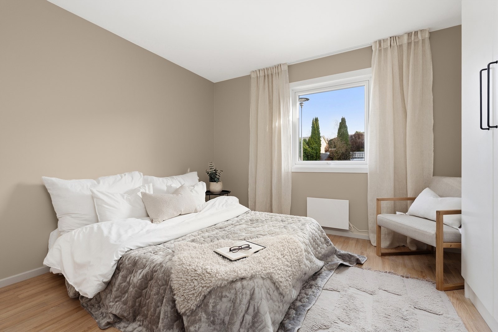 Begge soverommene er av god størrelse og er nymalt! Det er slette vegger og himlinger som er malt i lyse duse fargetoner. På hovedsoverommet er det plass til en dobbeltseng med tilhørende nattbord, samt garderobeløsning. Galleribilde