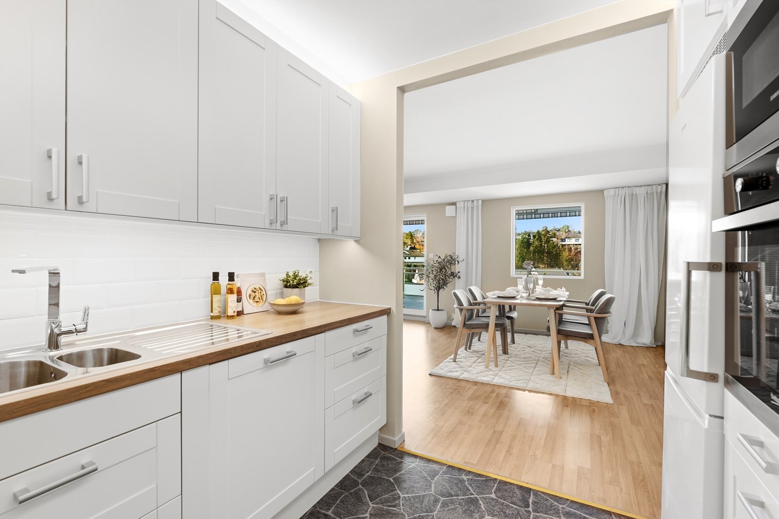 Legg merke til belysningen på kjøkkenet hvor det er belysning i himling, over overskapene, samt under overskapene. Galleribilde