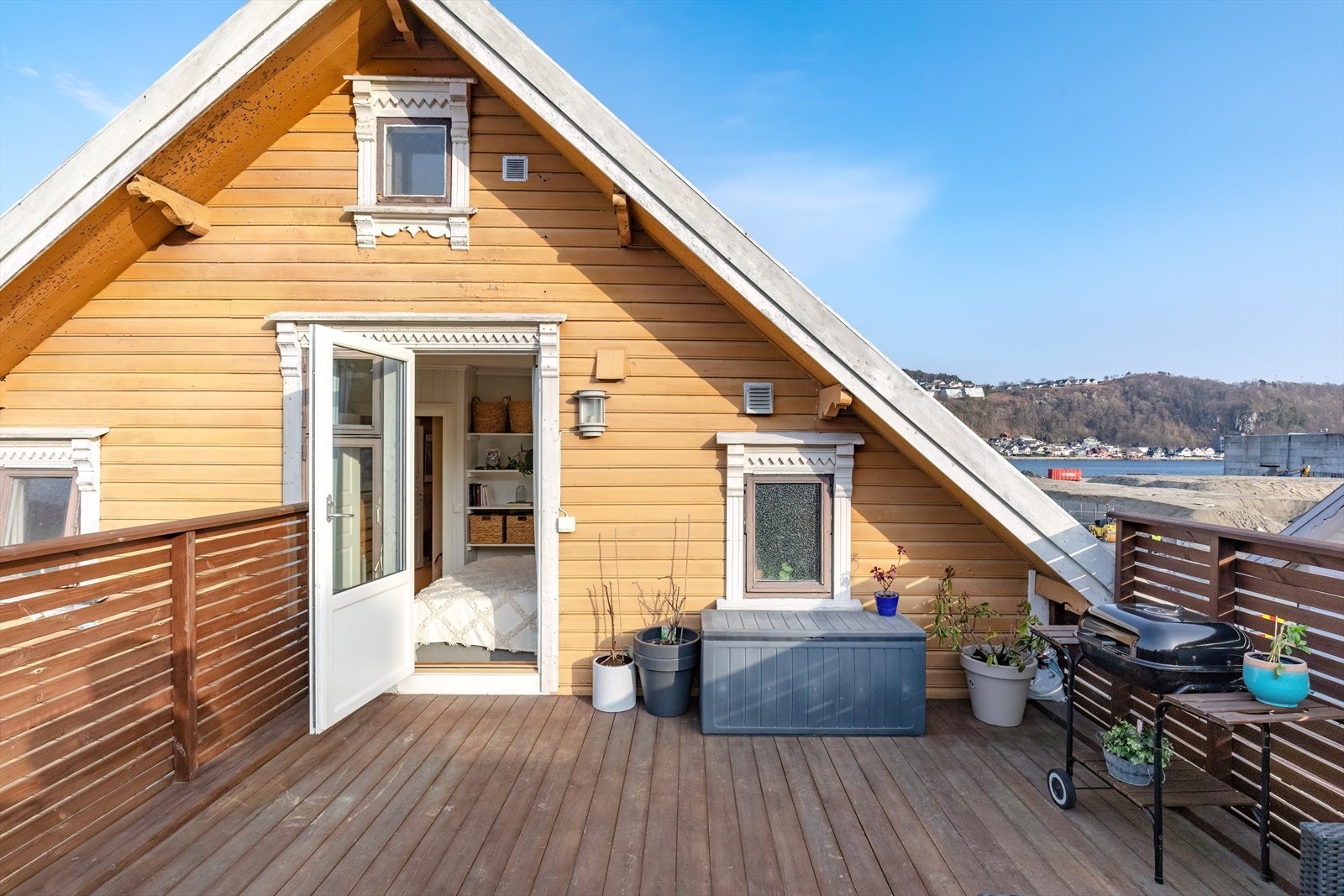 Her har man gode solforhold, og rikelig med plass til flere sittegrupper Galleribilde