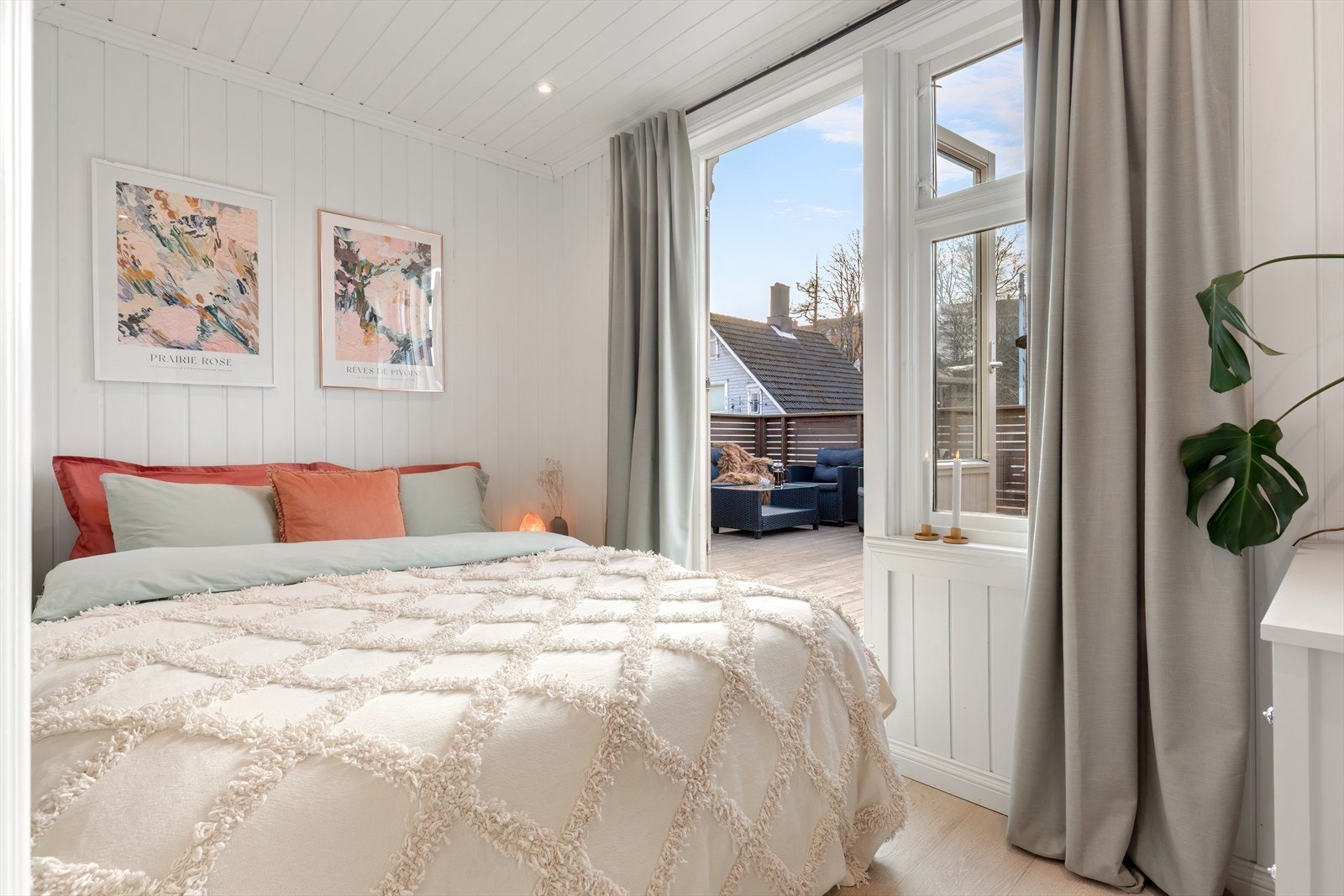 Romslig soverom med direkte adkomst til balkong på hele 19 kvm Galleribilde