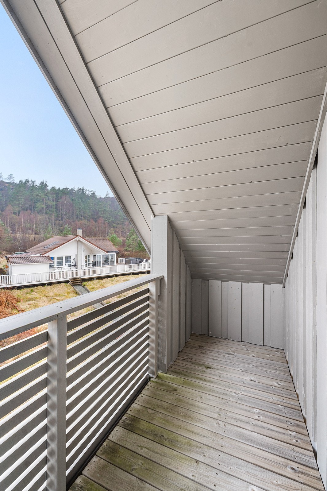 Fra soverommet er det utgang til en sørvestvendt altan hvor man kan nyte gode solforhold. Galleribilde