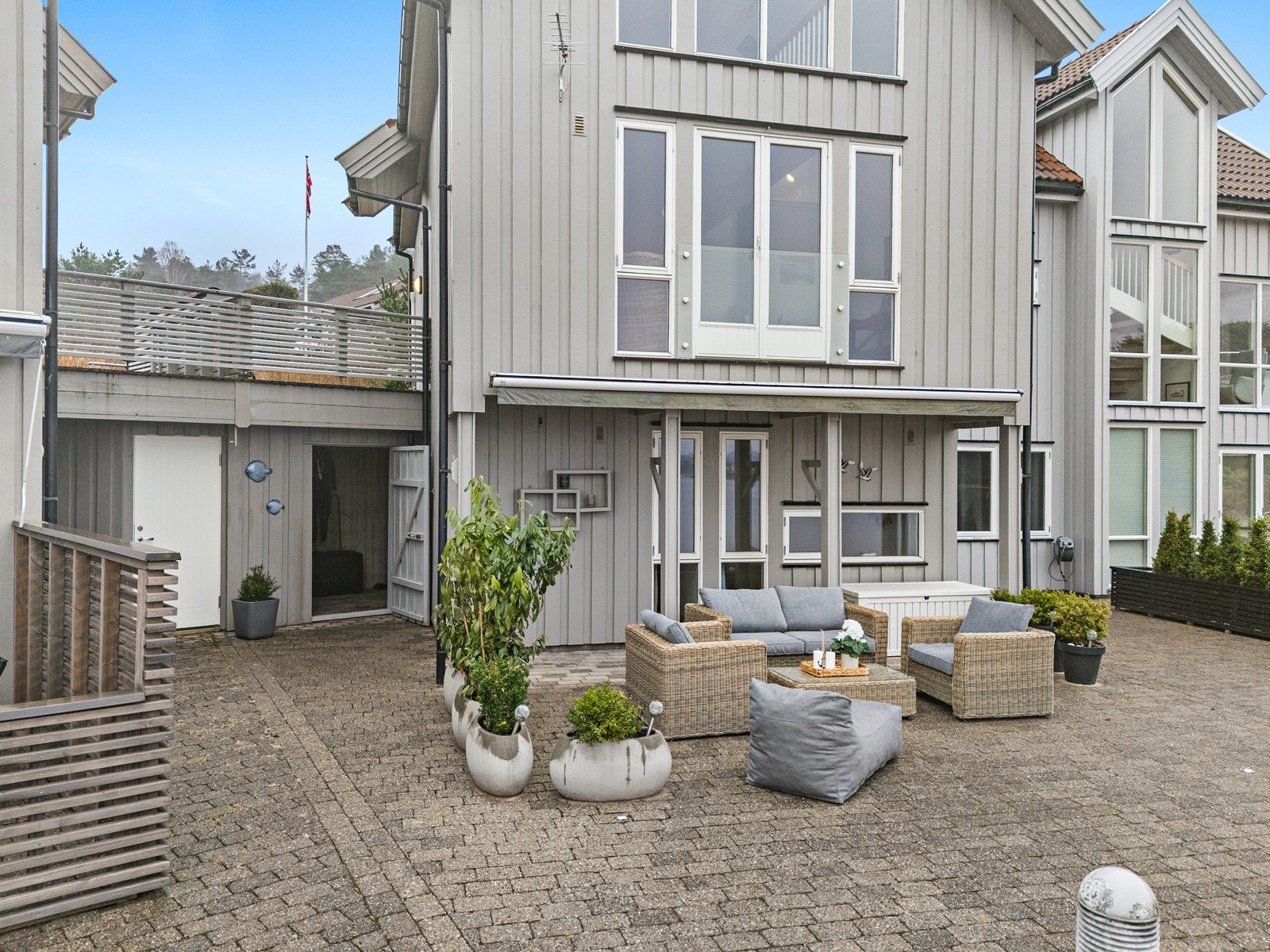 I tillegg til den romslige terrassen er det et stort opparbeidet uteområde foran bygget med belegningsstein. Galleribilde