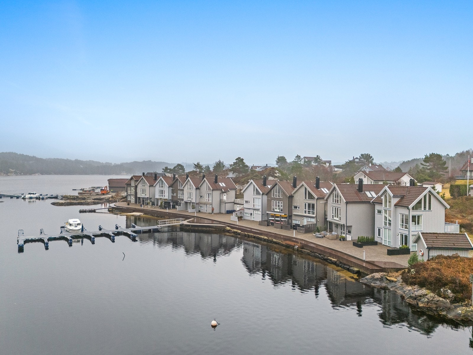 Eiendommen har en attraktiv beliggenhet i det naturskjønne og populære Kråko hytteområde i Fitjar kommune. Galleribilde