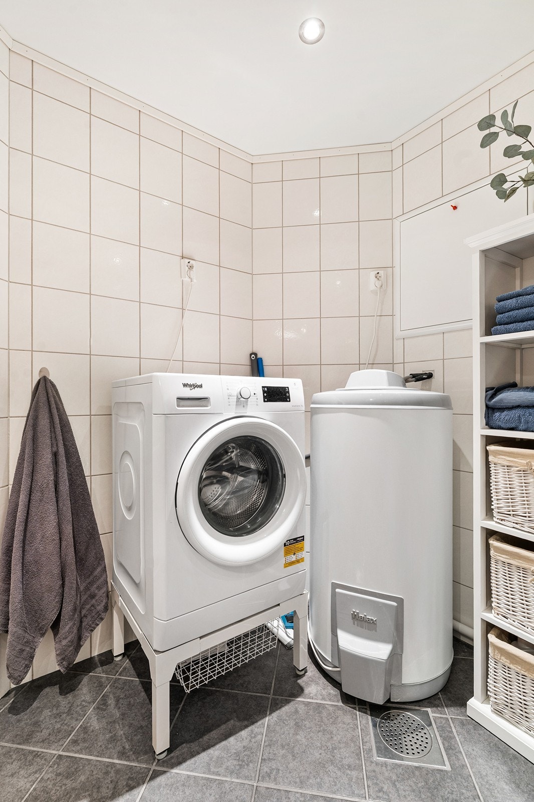 Det er opplegg for vaskemaskin, og badet har mekanisk avtrekk som sikrer god ventilasjon. Galleribilde