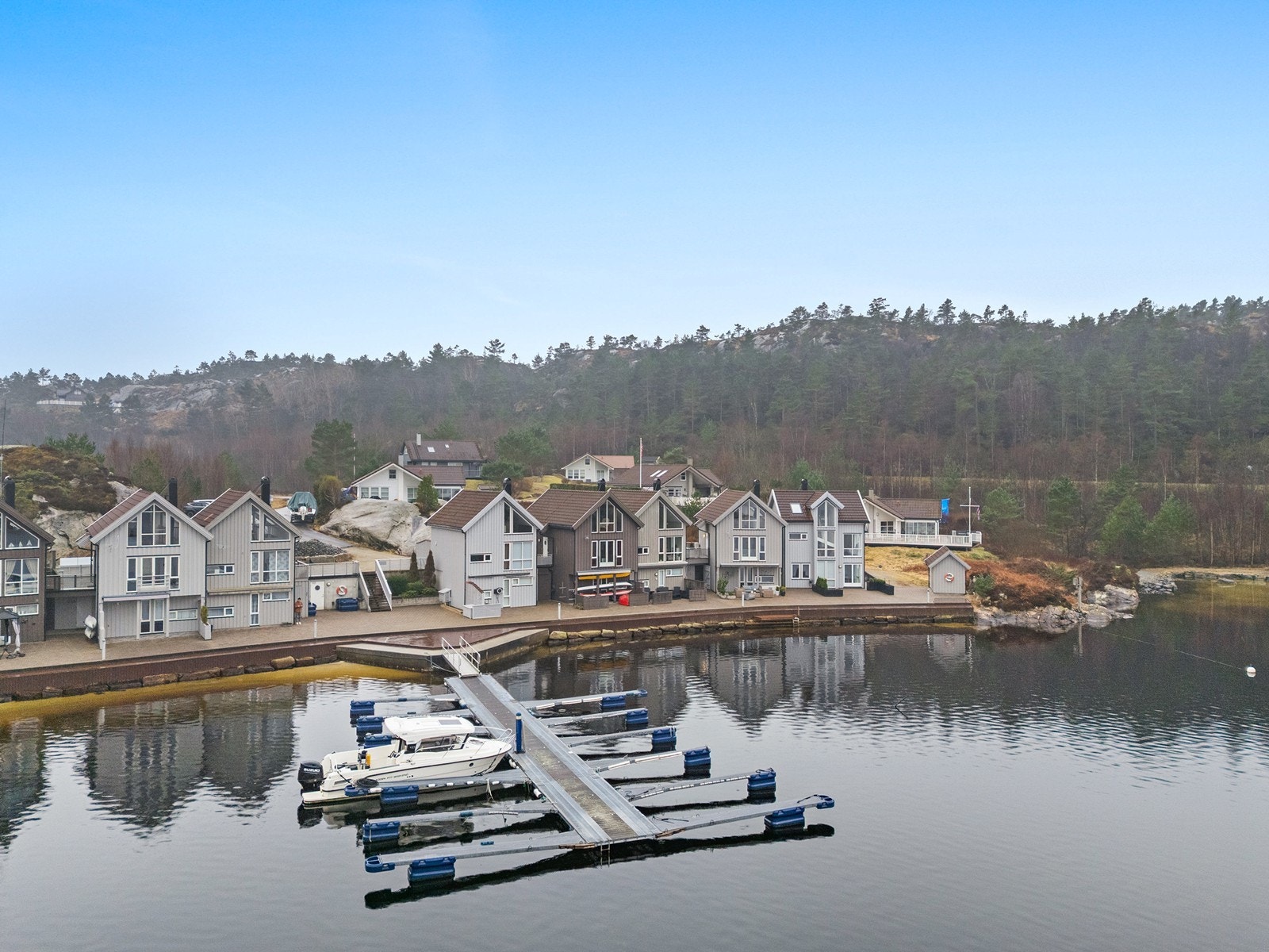 Like ved finner man felles båtplasser, og det medfølger bruksrett til egen båtplass - en betydelig merverdi for sjø- og båtinteresserte. Galleribilde